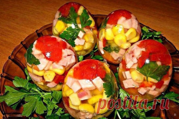 ​Заливные яйца 
Ингредиенты на 10 порций:&nbsp;10 скорлупок от яиц&nbsp;2 стакана мясного соленого бульона&nbsp;20 г желатина&nbsp;1 свежий перец&nbsp;1 маленькая банка кукурузы
300 г ветчины
зелень. Можно использовать любой наполнитель: рыбу, курицу, мясо.Приготовление:&nbsp;1. Подготовим скорлупу...