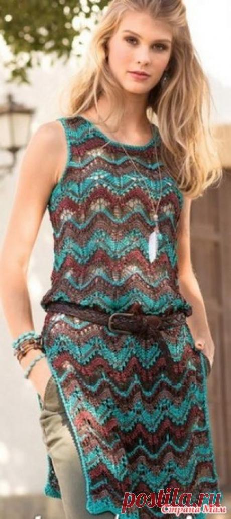 Туника ажурным узором из разноцветной пряжи Оригинальная туника связана спицами. Туника длиной чуть выше колена, по бокам имеет большие разрезы, которые обеспечивают свободу движения.