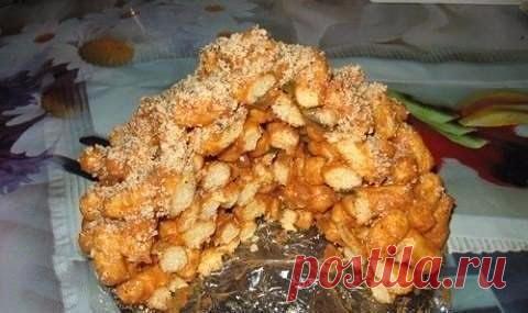 ОБАЛДЕННЫЙ ТОРТИК ИЗ КУКУРУЗНЫХ ПАЛОЧЕК ✌

Лучший десерт на скорую руку: вкусно и быстро, что еще нужно?!

Ингредиенты:

● 175 гр. сладких кукурузных палочек (2,5 пачки по 70 гр.)
● 180 гр. сливочного масла
● 1 банка вареной сгущенки
● 200 гр. мармелад
● 50 гр. очищенных грецких орехов

Приготовление:

Кукурузные палочки высыпать в глубокую миску.Мармелад нарезать кубиками, добавить к палочкам.Перемешать.Растопить масло, добавить варёную сгущёнку.Взбить и вылить к кукурузн...