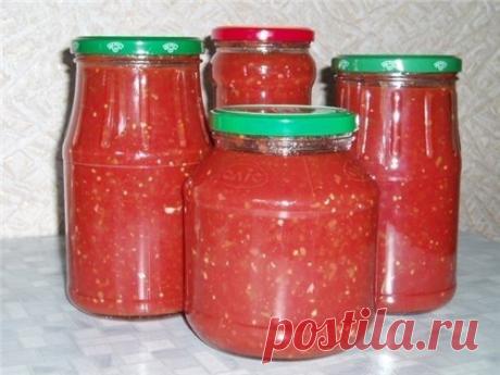 Томатный соус с перцем. 

Состав: 
7 кг красных, спелых, мясистых помидор, 
1 кг сладкого красного перца, 
2 головки чеснока, 2 ст.л. соли, 1,5 ст. сахара (350 гр), 100 гр уксуса 9 %. 

Помидоры с перцем прокрутить на мясорубке. Довести до кипения и кипятить 1 час на небольшом огне. Добавить сахар, соль и уксус и варить еще 15-20 минут. Добавить чеснок, натертый на терке и варить еще 15 минут. Кипящим залить в горячие бутылки или в банки и быстро закатать и перевернуть. Ос...