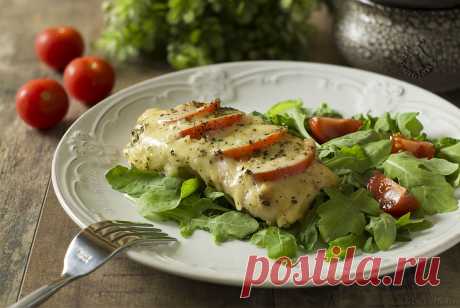 Курица капрезе - рецепт в духовке с пошаговыми фото Предлагаю вам рецепт приготовления очень вкусной курицы капрезе в итальянском стиле. Это блюдо готовится просто и быстро и получается очень нежным, сочным и по-настоящему полезным.