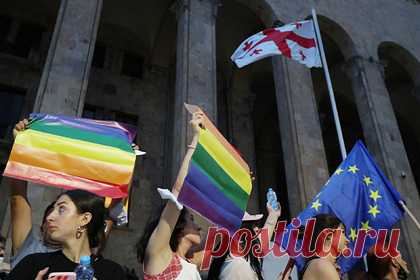 Патриархия Грузии раскритиковала ЛГБТ и призвала к любви и миру в обществе. Патриархия Грузии осудила начавшиеся в стране массовые протесты из-за смерти избитого противниками ЛГБТ телеоператора Лексо Лашкаравы и призвала граждан к миру и любви в обществе. Представитель патриархии уточнил, что люди должны жить в единстве и не допускать поляризации в обществе.