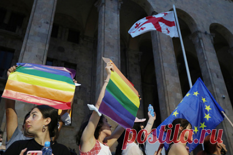 Патриархия Грузии раскритиковала ЛГБТ и призвала к любви и миру в обществе. Патриархия Грузии осудила начавшиеся в стране массовые протесты из-за смерти избитого противниками ЛГБТ телеоператора Лексо Лашкаравы и призвала граждан к миру и любви в обществе. Представитель патриархии уточнил, что люди должны жить в единстве и не допускать поляризации в обществе.