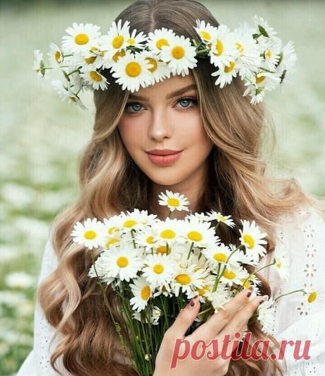 Для теплых слов не нужен повод,
И ждать не надо много лет.
Дарите их в жару и в холод,
С утра, под вечер и в обед.
Они нужны, как свежий воздух,
Как неба синь, как соль земли.
Тепло дарить, ведь так не сложно
В них море ласки и любви!
Людмила Щерблюк