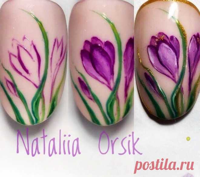 @natalyorsik -  Крокусы - самые красивые весенние цветы! Нарисовать их совсем не сложно! Описание: 1. Покрываем типс гель-лаком 165 и топом, снимаем лс, баффим поверхность.Гель-краской pnb #14,9,08 - выполняем эскиз. 2.Набираем на плоскую кисть 4-s фиолетовую гель-краску#14, рисуем лепестки. 3.Высветляем лепестки гель-краской #1, добавляем золотой гель-краской #6 акценты, полимеризуем. Покрываем топом, готово! ×××××××××××× Свежие идеи дизайна ногтей 👉 @ideas_for_nailart ×××××××××××× #мастерк...