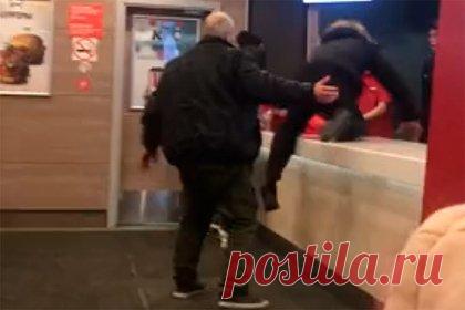 Россияне устроили погром в KFC из-за долгого ожидания заказа и попали на видео. В Санкт-Петербурге в одном из заведений сети ресторанов быстрого питания KFC, которое располагается на Московском проспекте, посетители устроили погром из-за долгого ожидания заказа. Видеозапись происшествия публикует Telegram-канал SHOT. На кадрах видно, как двое мужчин с криками перелезают за стойку к кассирам KFC.