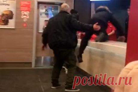Россияне устроили погром в KFC из-за долгого ожидания заказа и попали на видео. В Санкт-Петербурге в одном из заведений сети ресторанов быстрого питания KFC, которое располагается на Московском проспекте, посетители устроили погром из-за долгого ожидания заказа. Видеозапись происшествия публикует Telegram-канал SHOT. На кадрах видно, как двое мужчин с криками перелезают за стойку к кассирам KFC.