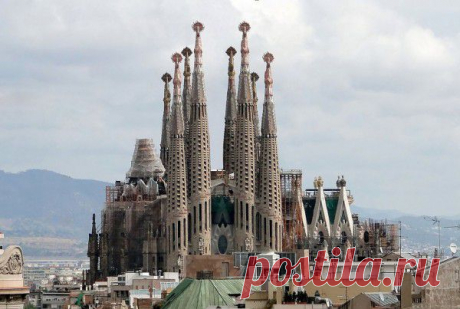 Храм Святого Семейства (полное название Basílica i Temple Expiatori de la Sagrada Família) находится в Барселоне (Испания). Это огромный римско-католический храм, созданный по проекту каталонского архитектора Антонио Гауди (Antoni Gaudi). Строительство храма не завершено, но, несмотря на это, в 2010 году храм стал объектом Всемирного наследия ЮНЕСКО. Гауди начал свой проект в 1882-1883 году, а строительство храма планируется завершить в 2026 году.