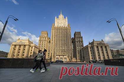 МИД осветил состояние россиян на фоне конфликта между Киргизией и Таджикистаном. Россияне, находящиеся в зоне конфликта между Киргизией и Таджикистаном, не пострадали. Об этом говорится в заявлении МИД России, выложенном на сайте ведомства. По информации министерства, «педагогам из России, работающим в школах Баткенской области Киргизской Республики, также ничего не угрожает».