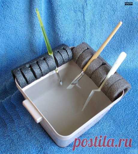 Незамысловатый держатель для кистей.
