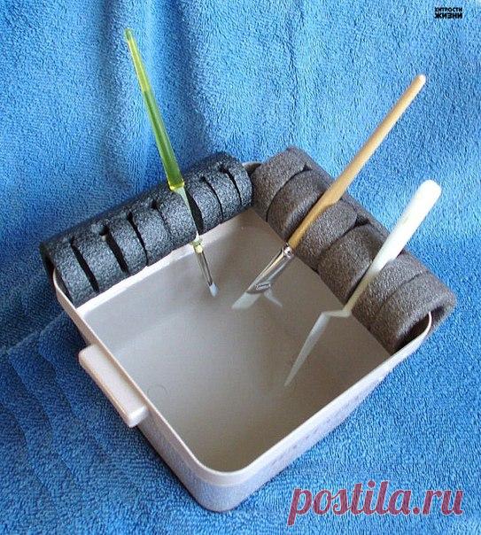 Незамысловатый держатель для кистей