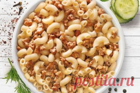 Макароны по-флотски - рецепт классического блюда советской кухни. Когда-то его подавали в заведениях общепита, особенно часто в школьных и детсадовских столовых.