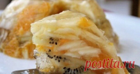Фруктовый торт-желе
78ккал на 100г

Продукт: Количество: 
1. Желатин пищевой 35 грамм 
2. Апельсин 200 грамм 
3. Киви 80 грамм 
4. Банан 100 грамм 

Приготовление

1. Нарезать фрукты.
2. Поместить фрукты в подготовленную форму.
3. Растворить желатин остуженной кипяченной водой и оставить на час.
4. Залить фрукты желатином.
5. Поместить в холодильник на 5 часов.