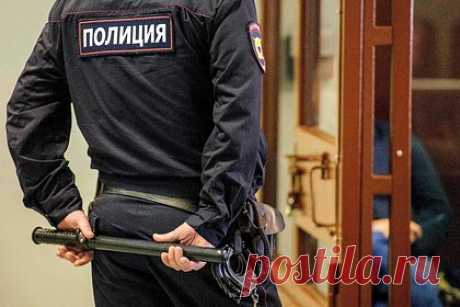 Подсудимый напал на двух конвойных и попытался сбежать из зала российского суда. В Челябинской области 40-летний осужденный по делу об убийстве попытался сбежать во время судебного заседания. Мужчине вынесли приговор в городе Карабаш. Тогда он достал заточку и напал на двух конвойных. Известно, что один из них получил ранение в шею, а другой — в голову.