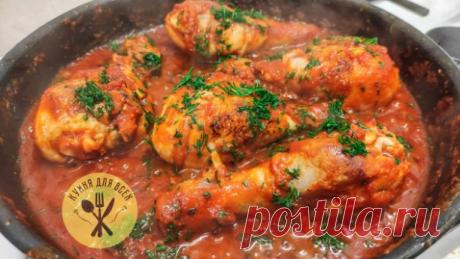 Куриные ножки на сковороде

В куриных ножках необходимо по середине сделать прокол у кости сквозной.

Отправляем голени обжариваться на очень хорошо разогретую сковороду со всех сторон. Перекладываем обжаренные ножки в отдельную ёмкость.

На сковороду сразу отправляем топленое масло и на нём обжариваем репчатый лук в течении 2-3 минут, добавляем нарезанный пластинками чеснок и обжариваем в течении одной минуты.

В это время в блендере пробиваем томаты в собственном соку с ...