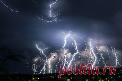 Самая большая молния в мире протянулась от Венеции до Парижа