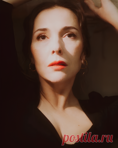 Звезда сериала «Граница. Таёжный роман» Елена Панова — актриса, игре которой верит зритель.
Актриса Елена Панова обрела любовь зрителя после исполнения ролей медсестры Галины Жгут в сериале «Граница. Таёжный роман» (2000 г.), Виктории Ермаковой в криминальной драме «Бой с тенью» (2007 г.), Светланы Лютой в мелодраме «Челночницы» (2016 г.), «Шифр» (2019) и др. Как складывается жизнь любимицы публики? И как Елена Панова выглядит сейчас?