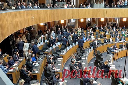 В Австрии пенсионер сорвал последнюю рубашку во время слушаний в парламенте. В Австрии пенсионер ненадолго прервал слушания в национальном парламенте по проекту бюджета, порвав на себе рубашку и прокричав, что это последнее, что у него осталось после похода в супермаркет. Мужчину вывела охрана, слушания были продолжены. Партия «Перемена» заявила, что инцидент был организован ее активистами.