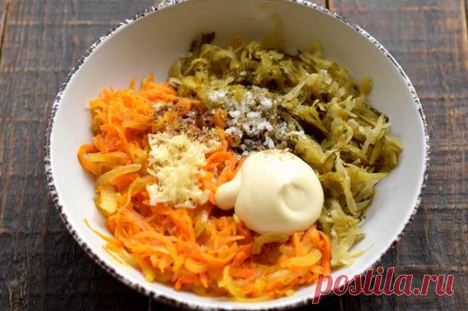 Быстрая и простая закуска из соленых огурцов и моркови