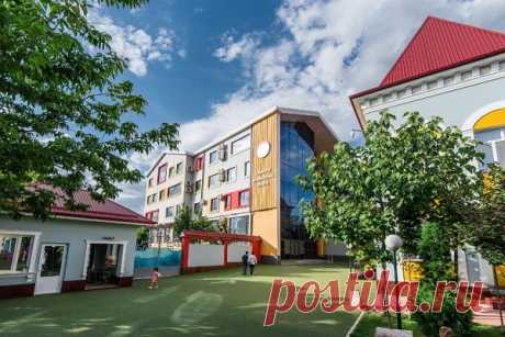 Сегодня международная школа «Oxbridge International School» в Ташкенте является уникальным современным частным учебным заведением, которое поможет каждому ребенку возможность развиваться и приобретать знания от самых лучших преподавателей в Узбекистане и прочих стран, которые смогут раскрыть потенциал детей. Данная международная школа работает по самым разным программам, в числе которых «IB MYP», «IB PYP» и «IB DP», относящиеся к международной школе IB.