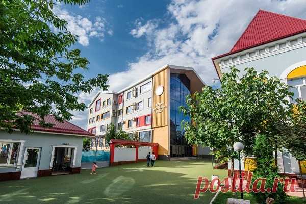 Сегодня международная школа «Oxbridge International School» в Ташкенте является уникальным современным частным учебным заведением, которое поможет каждому ребенку возможность развиваться и приобретать знания от самых лучших преподавателей в Узбекистане и прочих стран, которые смогут раскрыть потенциал детей. Данная международная школа работает по самым разным программам, в числе которых «IB MYP», «IB PYP» и «IB DP», относящиеся к международной школе IB.