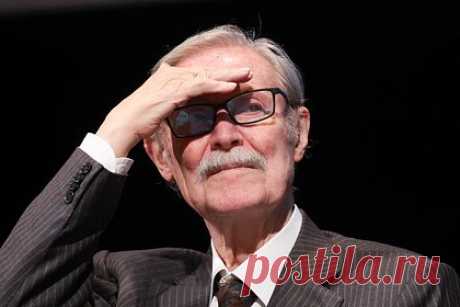 У худрука Малого театра развилась деменция после инсульта. У госпитализированного народного артиста РФ и художественного руководителя Малого театра Юрия Соломина развилась деменция после перенесенного инсульта. Отмечается, что актер дезориентирован в пространстве, а его речь и движения заторможены из-за нарушения кровообращения в мозгу. Соломин не помнит, как попал в больницу.