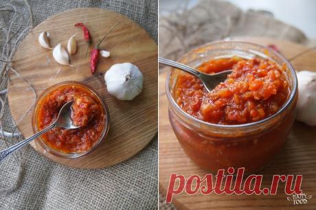 Аджика Этот рецепт моей мамы, возможно и не классика но очень вкусный , в меру острый. Эту аджику я могу и просто с хлебом кушать и с картошкой и с гречкой. В общем делюсь: на 5 кг томатов 1 кг моркови 300 гр чеснока 150 гр чили 200 гр сахара 250 мл яблочного уксуса 0,5 л растительного масла 3 ст/л…