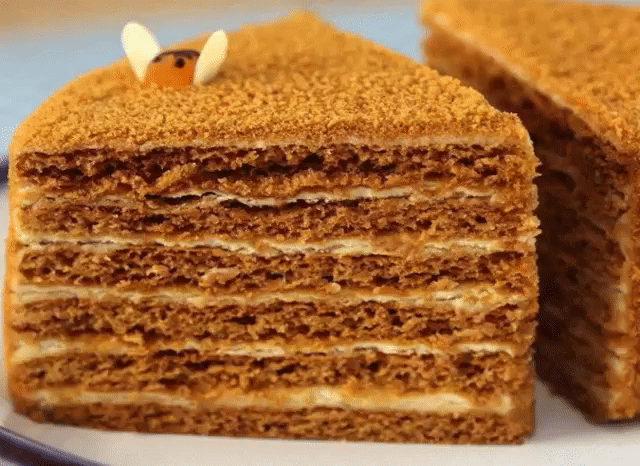 Несколько рецептов вкусного медовика
1. Медовый торт со сметанным кремом
Ингредиенты:
Для теста:
Яйца — 3 шт.
Сахар — 1 стак.
Мед — 1 ст. л.
Сода — 1 ч. л.
Мука — 2 стак.
Для крема:
Сметана — 500 г
Яичные желтки — 2 шт.
Сахар — 1 стак.
Сливочное масло — 150 г
Для украшения:
Грецкие орехи — по вкусу
Шоколад — по вкусу