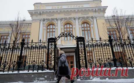 ЦБ объяснил, почему в России не будет пластиковых купюр. Выпуск пластиковых купюр оправдан в странах с влажным тропическим климатом, а бумажные банкноты лучше выдерживают низкие температуры, заявили в Банке России