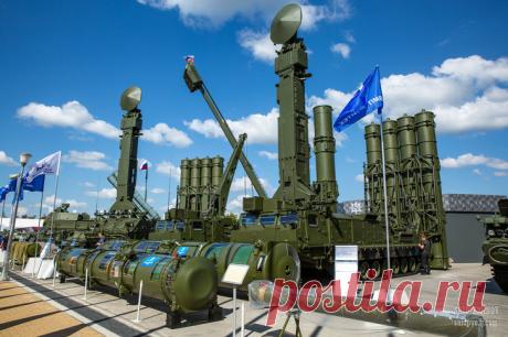 2020 август. Концерн ПВО «Алмаз-Антей» представил новый зенитно-ракетный комплекс (ЗРК) «Антей-4000» (экспортная модификация системы С-300В4). Технические характеристики новейшей системы уникальны для сверхдальних систем ПВО и обеспечивают ей лидерство среди ближайших конкурентов. Дальность поражения - до 380 км. Высота поражения - до 33 км. Максимальная скорость поражаемых головных частей баллистических целей - 4800 м/с (17280 км/ч). Дальность поражения оперативно-тактических ракет - 27 км.