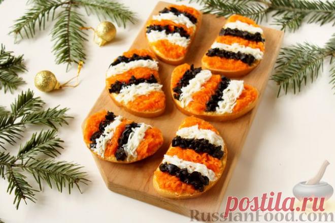Рецепт: Новогодние бутерброды с сыром, морковью, яйцами и маслинами на RussianFood.com