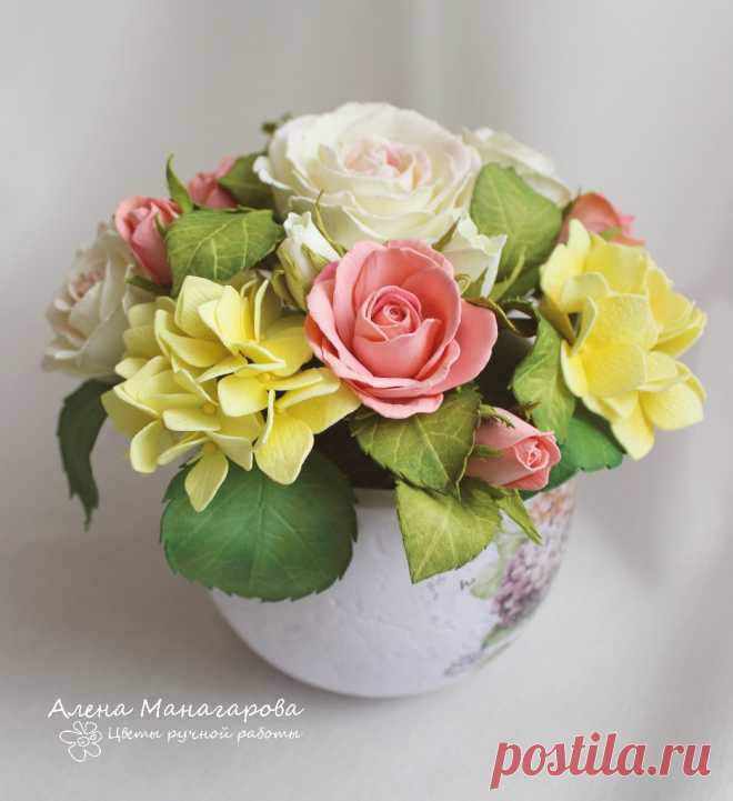 Интерьерная композиция с кустовыми розами и гортензией.Выполнена на заказ.Ручная работа.