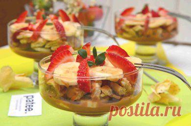 Десерт Сладкоежка с клубникой, печеньем и вареной сгущенкой - рецепт с фотографиями