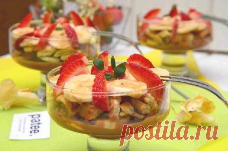 Десерт Сладкоежка с клубникой, печеньем и вареной сгущенкой - рецепт с фотографиями