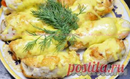 Куриные рулетики с сыром и помидорами - рецепт с фото Куриные рулетики с начинкой - отличная горячая закуска для праздничного стола или полноценное второе блюдо для обеда или ужина. С начинками можно экспериментировать, придавая блюду новые интересные вкусы. Сегодня предлагаю приготовить нежные и сочные куриные рулетики с сыром и помидорами. Сыр ...