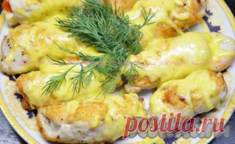 Куриные рулетики с сыром и помидорами - рецепт с фото Куриные рулетики с начинкой - отличная горячая закуска для праздничного стола или полноценное второе блюдо для обеда или ужина. С начинками можно экспериментировать, придавая блюду новые интересные вкусы. Сегодня предлагаю приготовить нежные и сочные куриные рулетики с сыром и помидорами. Сыр ...