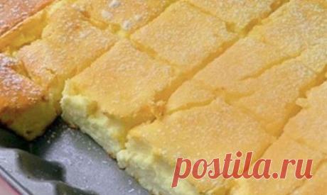 ПРОСТО СМЕШАЙТЕ ВСЕ В ОДНОЙ МИСКЕ И ПОСТАВЬТЕ В ДУХОВКУ. 
ЭТОТ ТОРТ СТАНЕТ ВАШИМ ЛЮБИМЫМ!

#едимвкусно@hozjajushkionline
Вот что вам понадобится:

2 стакана муки;
1,5 стакана сахара;
4 ст. л. сметаны;
4 яйца;
400 гр. творога;
100 гр. сливочного масла;
1 ч. л. соды;
щепотка соли;
по желанию: орехи, изюм, цукаты и т.д.

А вот как готовить наш десерт:

Яйца взбейте с сахаром.
Масса должна посветлеть, а сахар полностью растворится.
Добавьте к яйцам сметану, творог и растопленн...