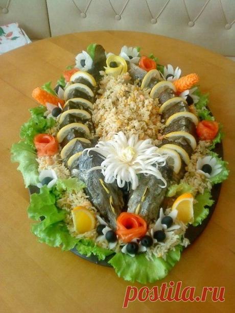 Запеченная рыба с овощами в духовке. Запеченная с овощами в духовке праздничная рыба, очень вкусна и ароматна, ее можно подавать как горячей так и в холодном виде. При подаче обязательно украсить свежей зеленью, каперсами, оливками, лимоном и различными солениями.Запеченная рыба наверняка станет центральным блюдом на праздничном столе потому нужно старательно подойти к процессу приготовления и выбору самой рыбы.

Для праздничного блюда из рыбы как нельзя лучше подходят те сорта,