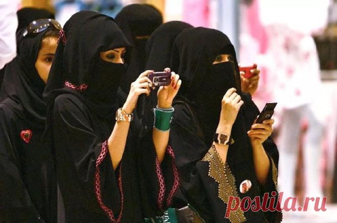 Первый в Саудовской Аравии эстрадный концерт для женщин начался с исполнения гимна королевства | События