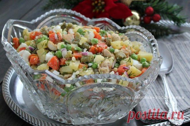 Салат "Оливье" с жареной куриной грудкой и мороженым зеленым горошком
