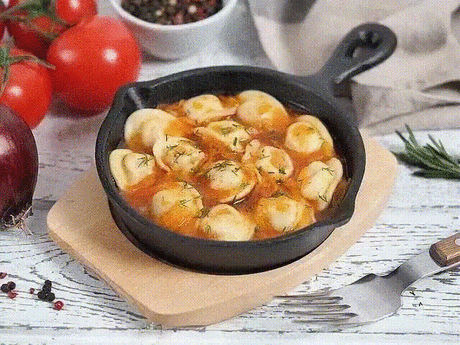 Очень вкусный рецепт пельменей
ИНГРЕДИЕНТЫ: 
Замороженные пельмени - 500 г. 
Помидоры - 400г. 
Лук - 1 головка. 
Сметана - 6 столовых ложек. 
Соль - по вкусу. 
Молотый душистый черный перец - по вкусу. 
Способ приготовления: 
1. Обжарить на большой сковороде мелко нарезанный лук до золотистого цвета. 
2. Добавить мелко нарезанные помидоры, сметану. Посолить и поперчить по вкусу. 
3. Довести соус до кипения и положить в него пельмени. 
4. Тушить на среднем огне до готовности пельменей (около 10–1
