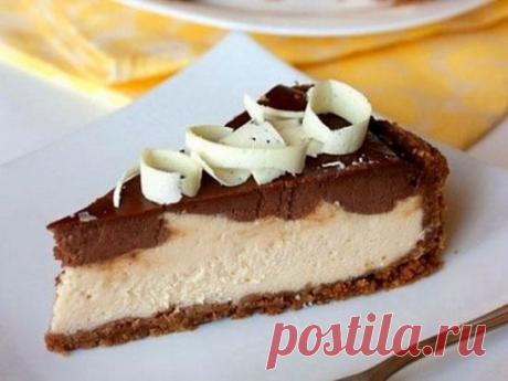 ЧИЗКЕЙК "БЕЙЛИС" 
Ингредиенты: 
Для основы: 
- 180 г шоколадного печенья 
- 70 г грецких орехов 
- 100 г растопленного сливочного масла 
- 1 ч.л. какао-порошка 
Для начинки: 
- 700 г сливочного сыра 
- 100 г сахара 
- 3 яйца 
- 2 ст.л. кукурузного крахмала 
- 150 мл ликера «Бейлис» 
- 50 г темного шоколада 
Для украшения: 
- 50 г белого шоколада 
Приготовление: 
Основа: 
Печенье, орехи и какао кладем в чашу блендера и измельчаем в крошку. 
Добавляем в крошку растопленное масло и перемешиваем