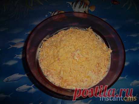 Салат очень простой и полезный. В него входят такие продукты как: морковь, картошка, кукуруза, чеснок, майонез и сыр. Картофель и морковь отварить, остудить и натереть на терке.