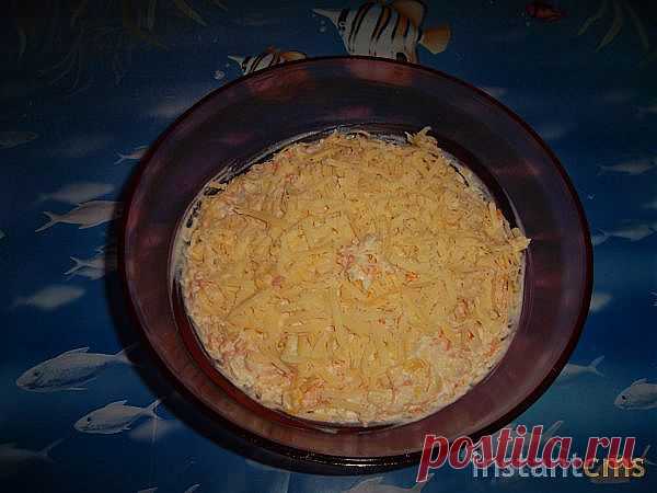 Салат очень простой и полезный. В него входят такие продукты как: морковь, картошка, кукуруза, чеснок, майонез и сыр. Картофель и морковь отварить, остудить и натереть на терке.