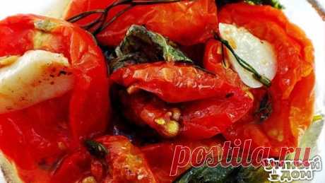Вяленые томаты с пряными травами - ПРОСТО И ВКУСНО!!! Ингредиенты Спелые маленькие помидоры, по небольшому пучку свежего базилика, петрушки, зелени укропа и сельдерея, веточки тимьяна, 1-2 головки чеснока, рафинированное растительное масло без запаха, свежемолотый перец (смесь), морская соль Как приготовить Маленькие спелые помидоры вымыть, обтереть насухо, разрезать пополам, немного посолить и свободно разложить срезом вверх в лотки электрической сушилки для овощей и фруктов. Выбрать высокий…