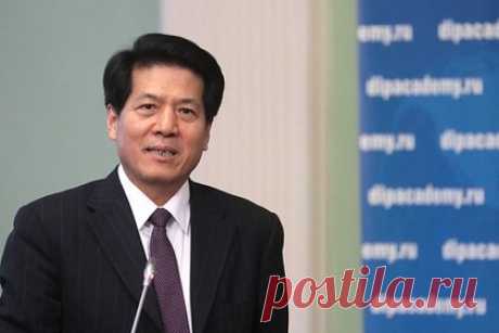 Спецпредставитель КНР отметил роль Пекина в облегчении ситуации на Украине. Китай играет конструктивную роль в облегчении гуманитарной ситуации на Украине. Об этом заявил Спецпредставитель КНР по делам Евразии Ли Хуэй в ходе переговоров с властями Киева.