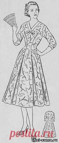 Платье с подрезом на переднем полотнище и драпировкой на юбке