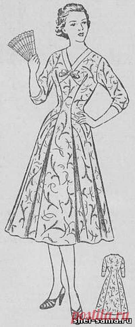 Платье с подрезом на переднем полотнище и драпировкой на юбке