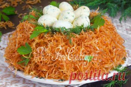 Салат Гнездо глухаря Довольно простой, но очень вкусный и оригинальный салат под названием Гнездо глухаря.