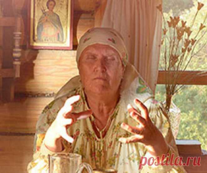 Слепая баба Нина — это правда или вымысел. Биография Бабы Нины – персонажа сериала «Слепая» телеканала ТВ-3. Жизнь и причина смерти ясновидящей и гадалки. Семья: дочь Раиса и внучка Аня. Актриса Ирина Кравченко. Приметы и советы от русской Ванги, интересные факты Сериал «Слепая» посмотрело несколько десятков миллионов зрителей, и некоторые из них поверили в реальность происходящего. Этой верой воспользовались ловкие мошенники в Сети. Наверное, могла, потому что она ясновид...